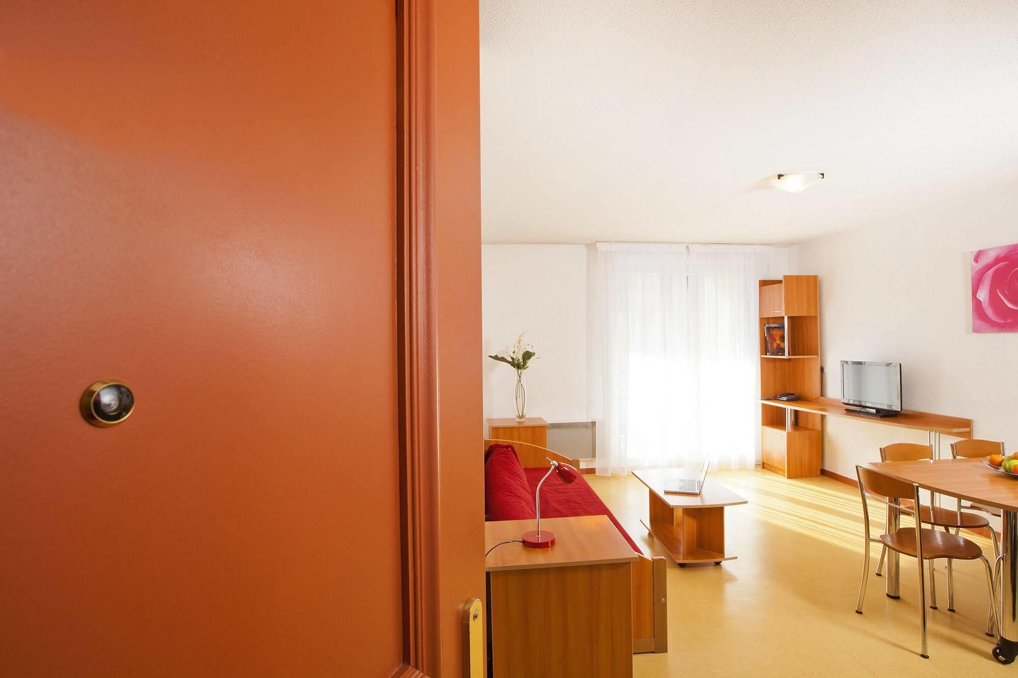 Sejours & Affaires Geneve Saint Genis Aparthotel Buitenkant foto