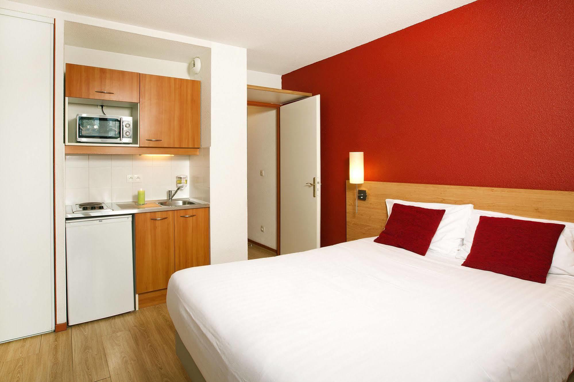 Sejours & Affaires Geneve Saint Genis Aparthotel Buitenkant foto